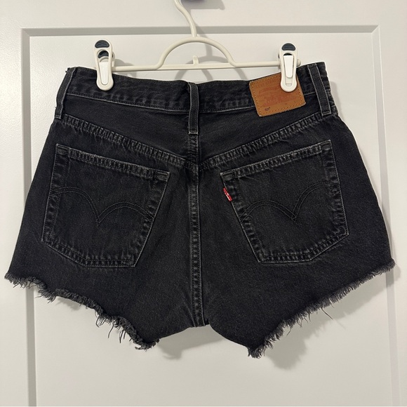 Levi’s 501’s Black High- Rise Denim Cutoff Shorts Distressed Hem Size 27 Women’s - Picture 7 of 13